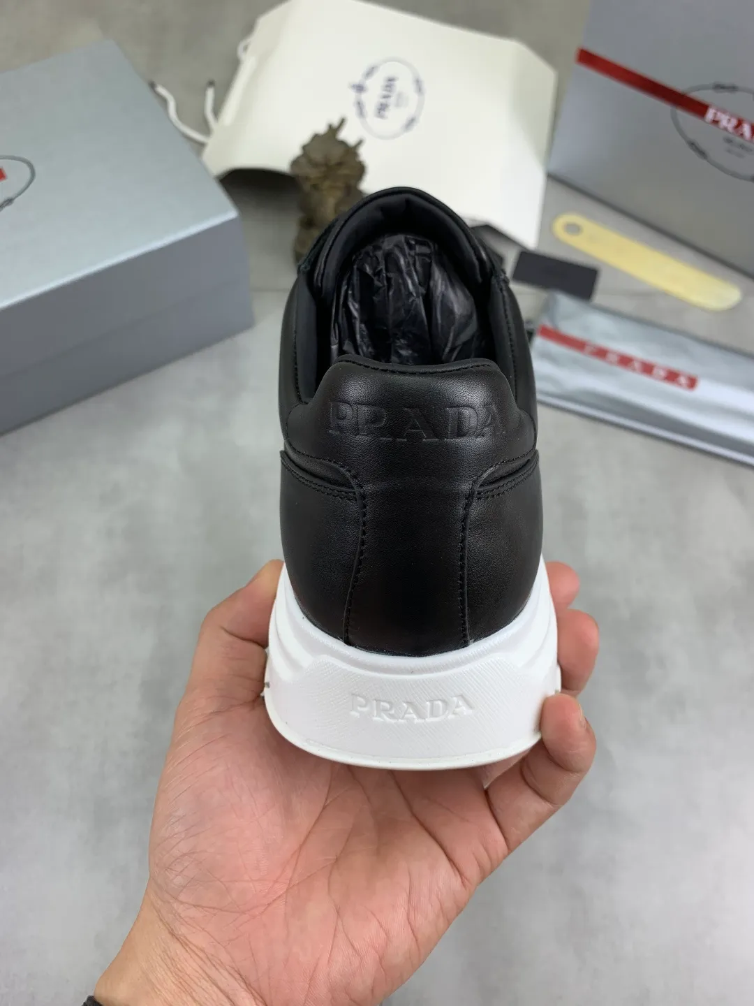 Men's shoes 💰P580💰 [New style] High version official website popular models are on the market, 🆘 Trendy brand (Prada) mainly promotes popular models, avant-garde and versatile fashion men's shoes private version mold opening, cowhide surface splicing 1:1.. Fashionable and simple, original imported cowhide lining cowhide feet; the atmosphere and personality are more fashionable, eye-catching and pursuing class. It will subvert the old idea and be a must-have for fashion trendsetters with you! Must keep it for yourself! Tall and comfortable, large and low, high-end quality workmanship. Size: 38-45; 5️⃣ colors available.
